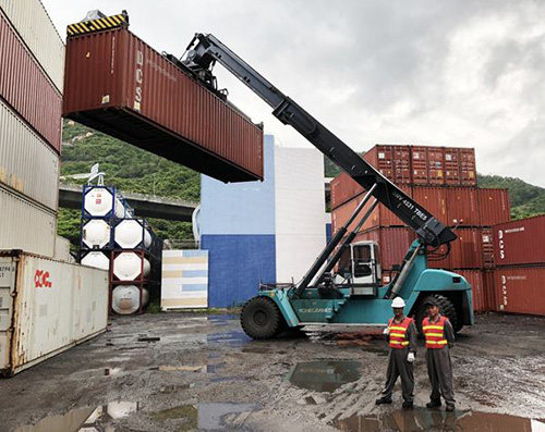 啟洋租賃：正面吊操作時的安全防護措施